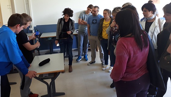 “Gurasoek ikasteko errutinak bermatu behar dituzte”