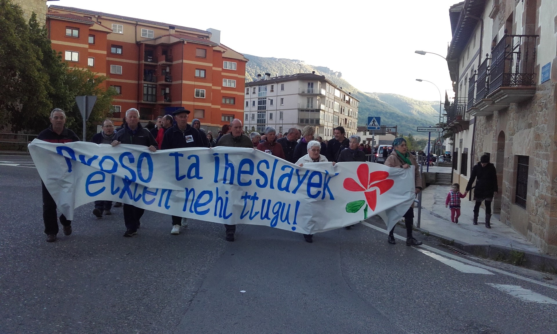 Etxeratek presoei gutunak idazteko eskatu du