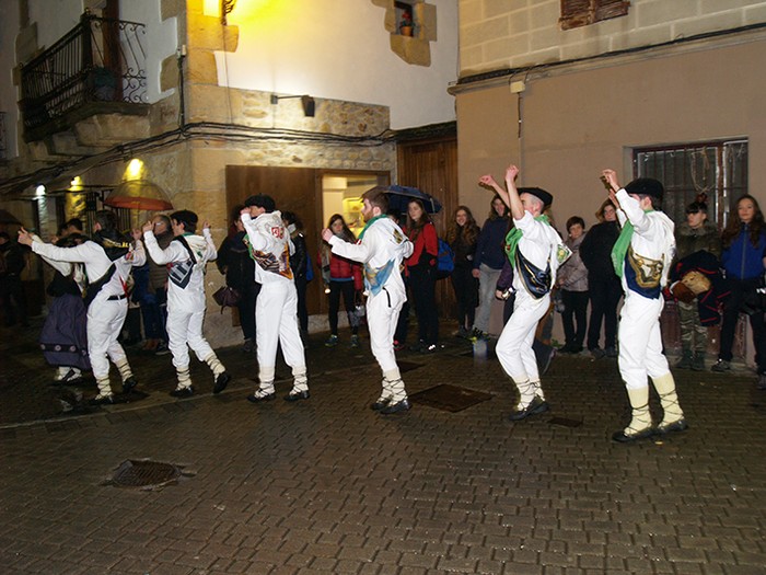 Kintoak zortzikoa dantzatzen - 27