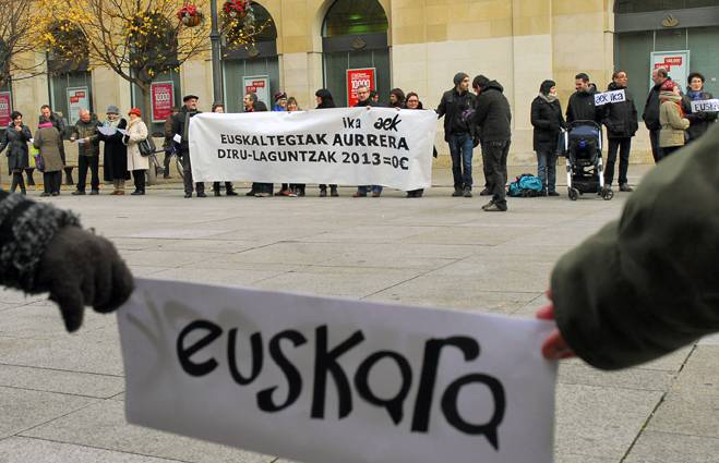 Euskaltzaleek gobernuari aurrekontuetako partidak gauzatzeko eskatu diote