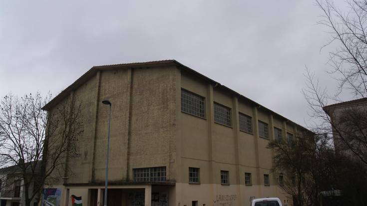 Frontoian eguzki plakak jartzeko enpresa kontratatuta