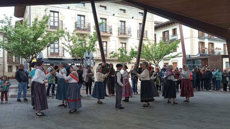 Dantzarien eguna ospatu zuten
