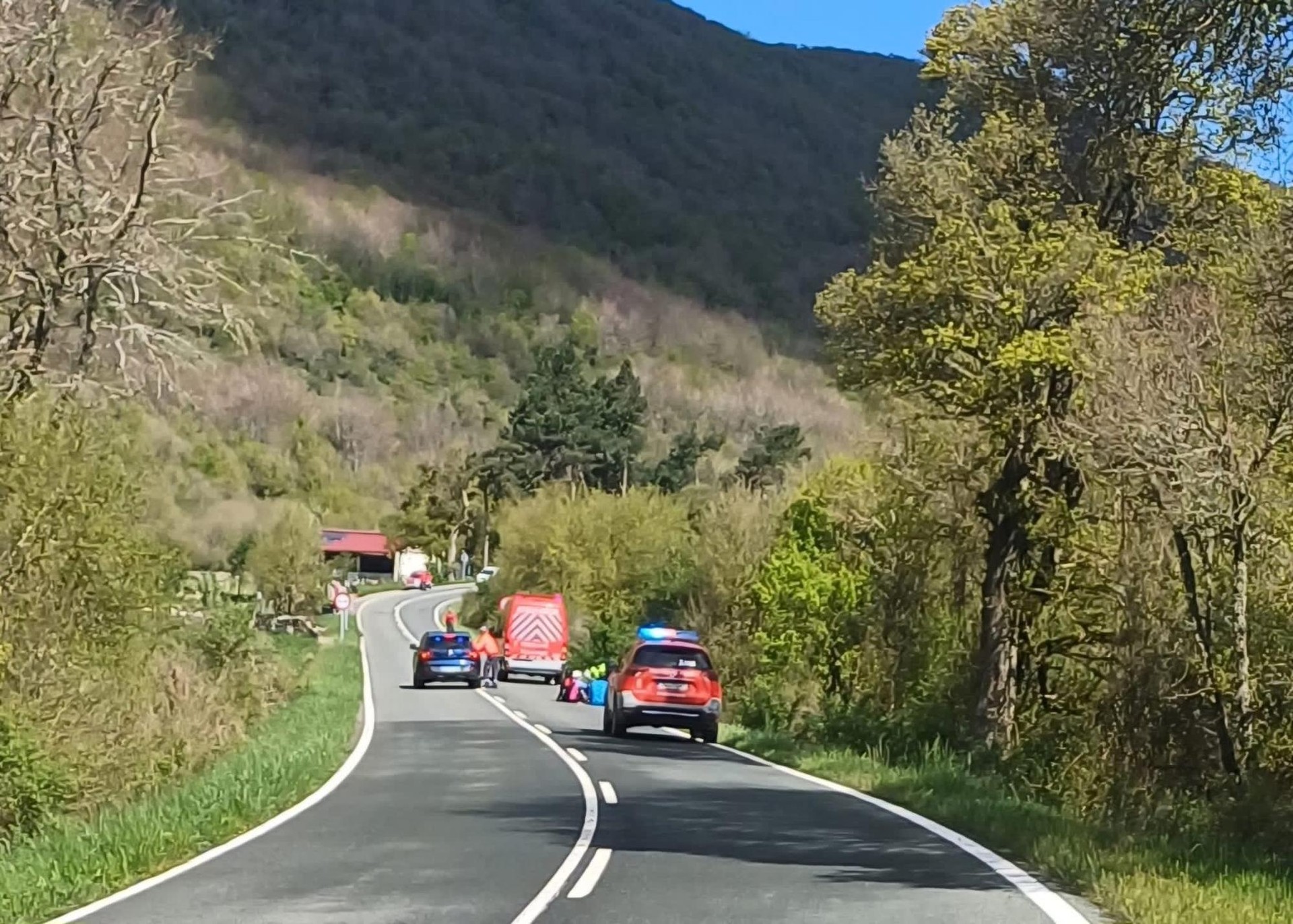 Autoak lau txirrindulari harrapatu zituen Andian