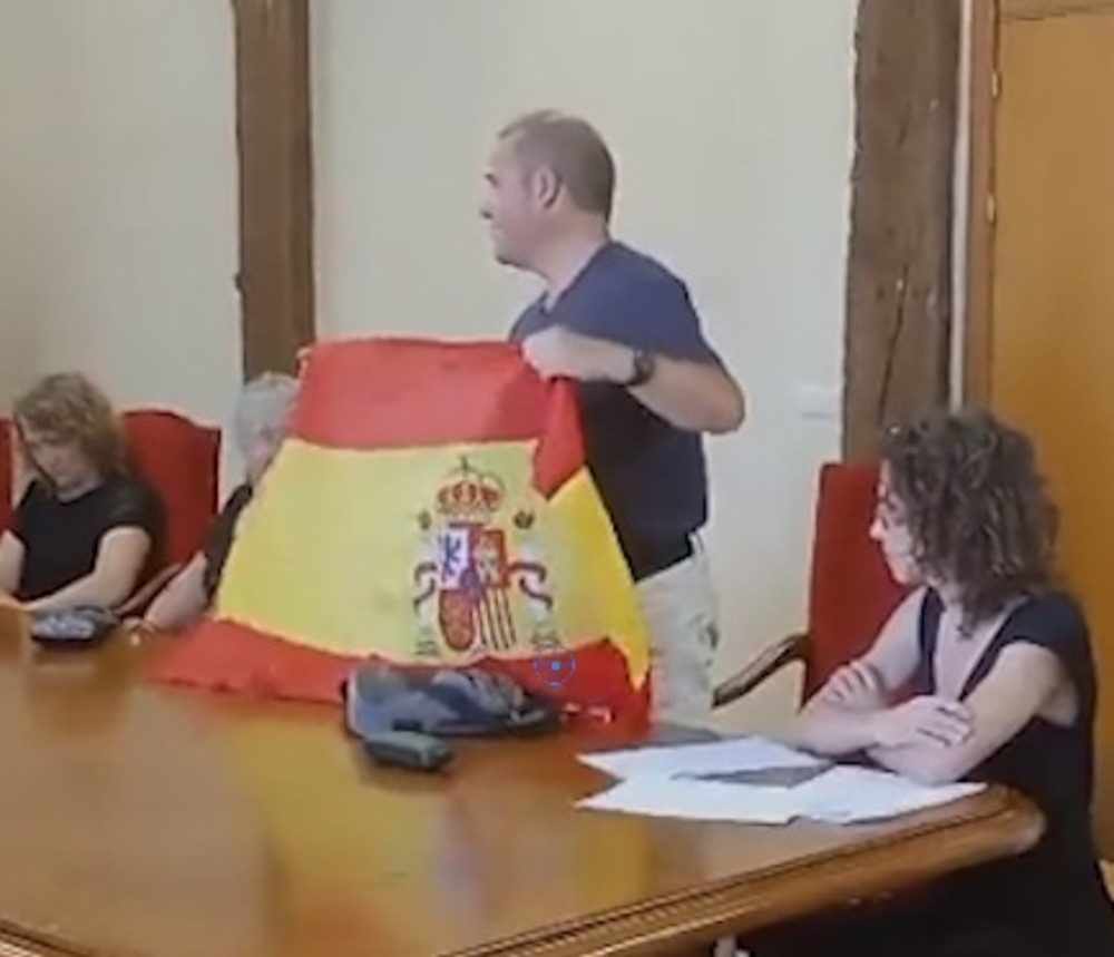 Udaletxeko osoko bilkuren aretoan Nafarroako eta Espainiako banderak egon beharko du