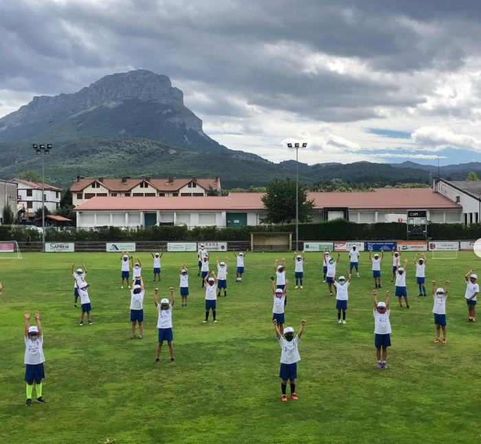 Lagun Arteak udako futbol campusa antolatu du