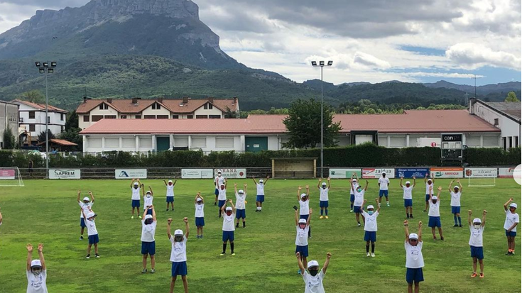Lagun Arteak udako futbol campusa antolatu du