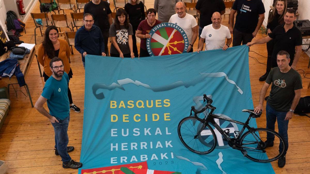 Vueltan euskal ikurrak ateratzeko deia