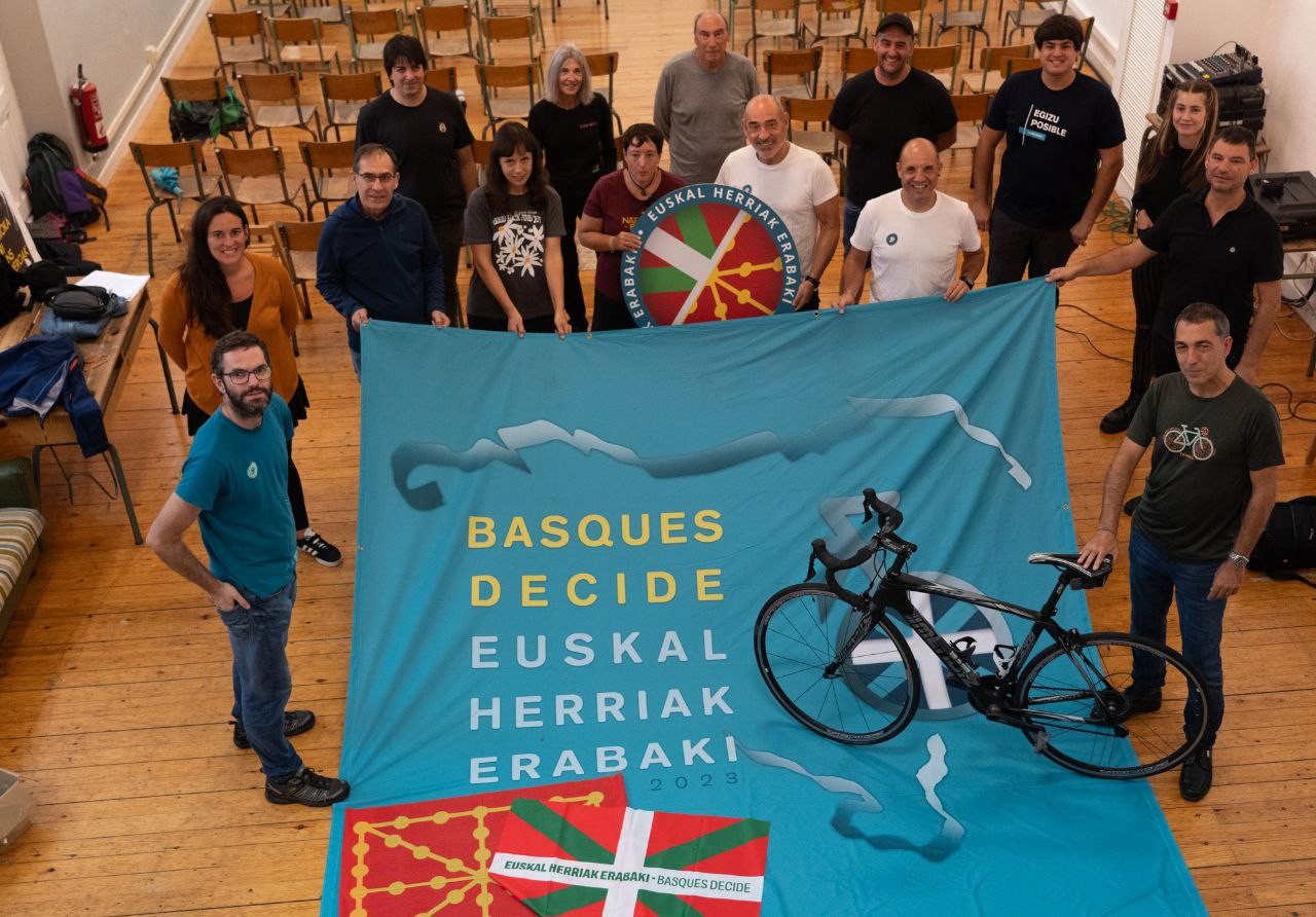 Vueltan euskal ikurrak ateratzeko deia