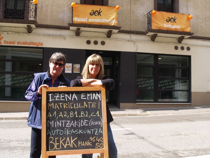 Pili Rellan Bautista eta Juakina Zubiria Galartza AEK-ko ikasleak: “Oso ongi egoten da hemen eta euskara asko ikasten da”