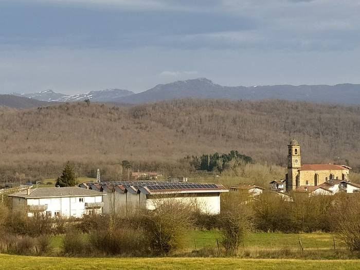Bakaiku eguzkiz plakez ongi hornituta dago