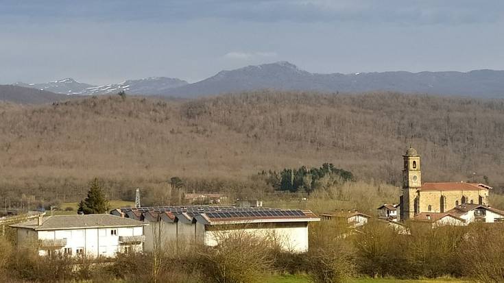 Bakaiku eguzkiz plakez ongi hornituta dago