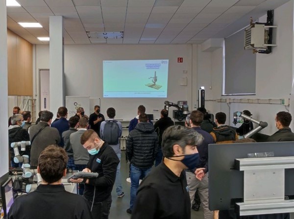 Dinabidek elkarlaneko robotikaren berrikuntzak ezagutzeko topaketa hartu zuen