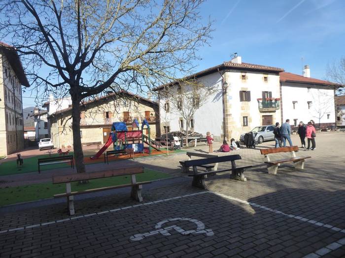 Hiru lanerako gobernuaren erantzunaren zain