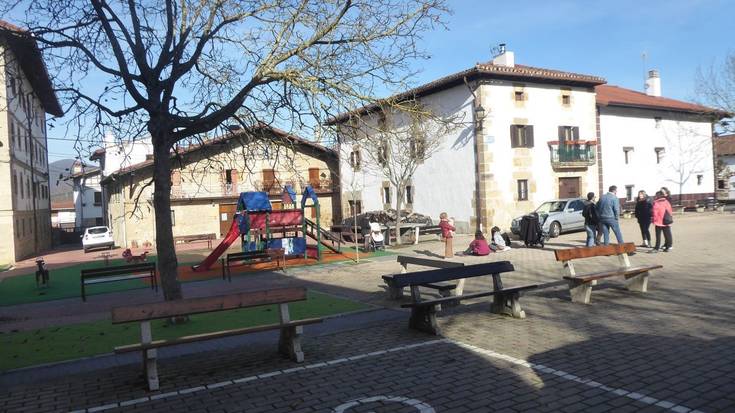 Hiru lanerako gobernuaren erantzunaren zain