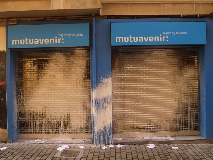 Pintura txuria aseguru-etxe bati