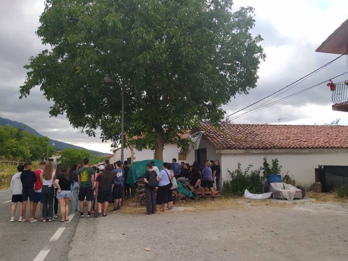 Gaztetxea izateko udalaren bajera okupatu dute
