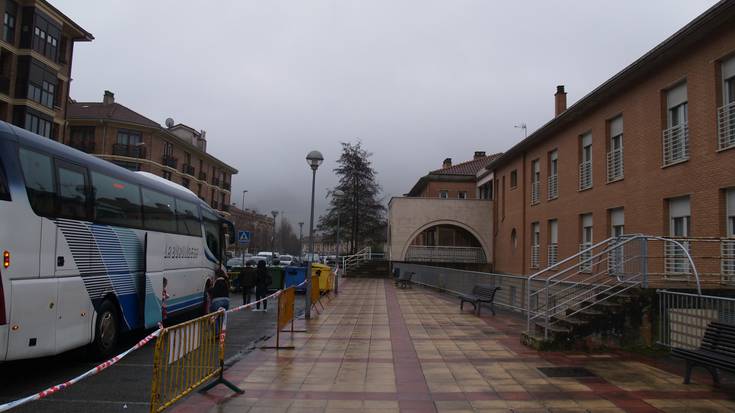 Ostiralera arte autobus geltokia Aita Barandiaran ondoan 