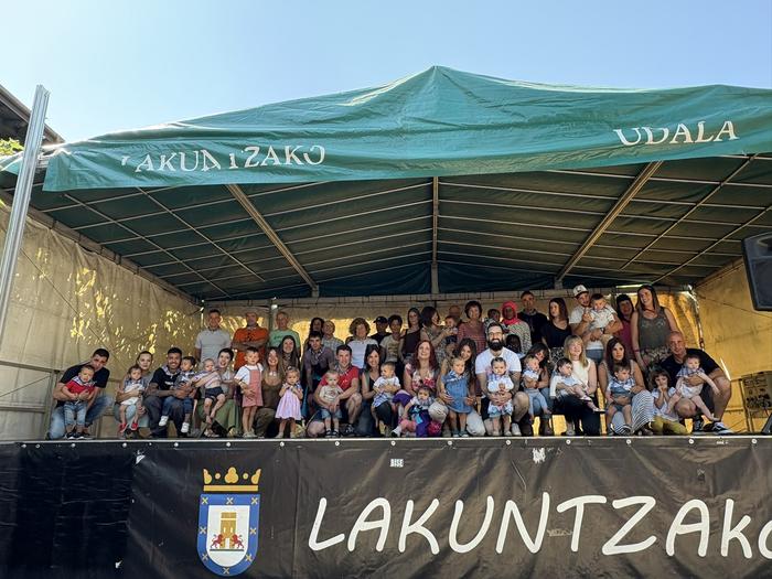 Festetan haurrei aitortza egiten zaien ekitaldia prestatzen ari da udala