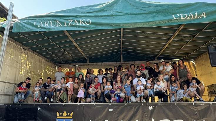 Festetan haurrei aitortza egiten zaien ekitaldia prestatzen ari da udala