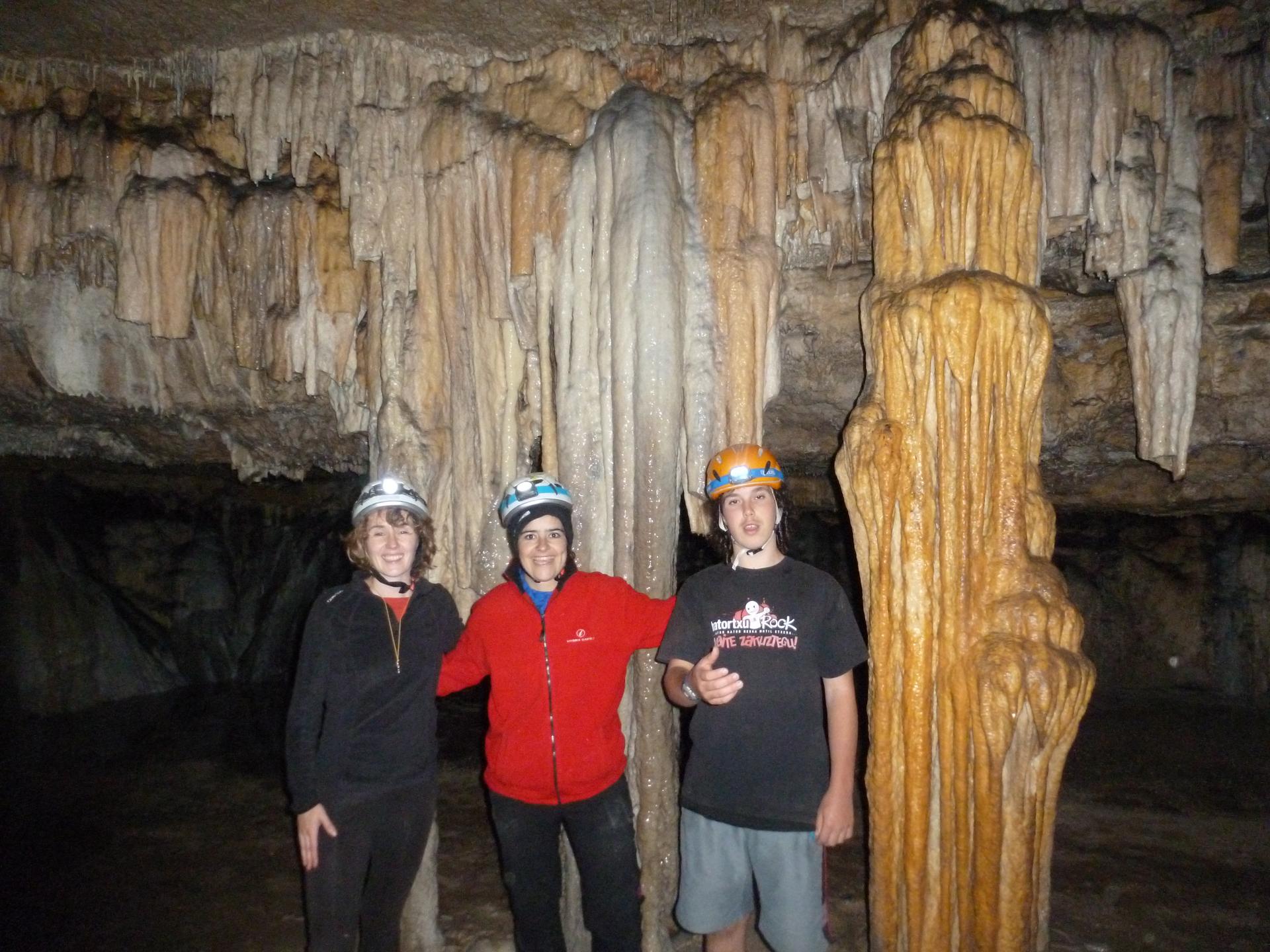 PIRAGUA ETA ESPELEOLOGIA IKASTAROA LAGUN ARTEAN 