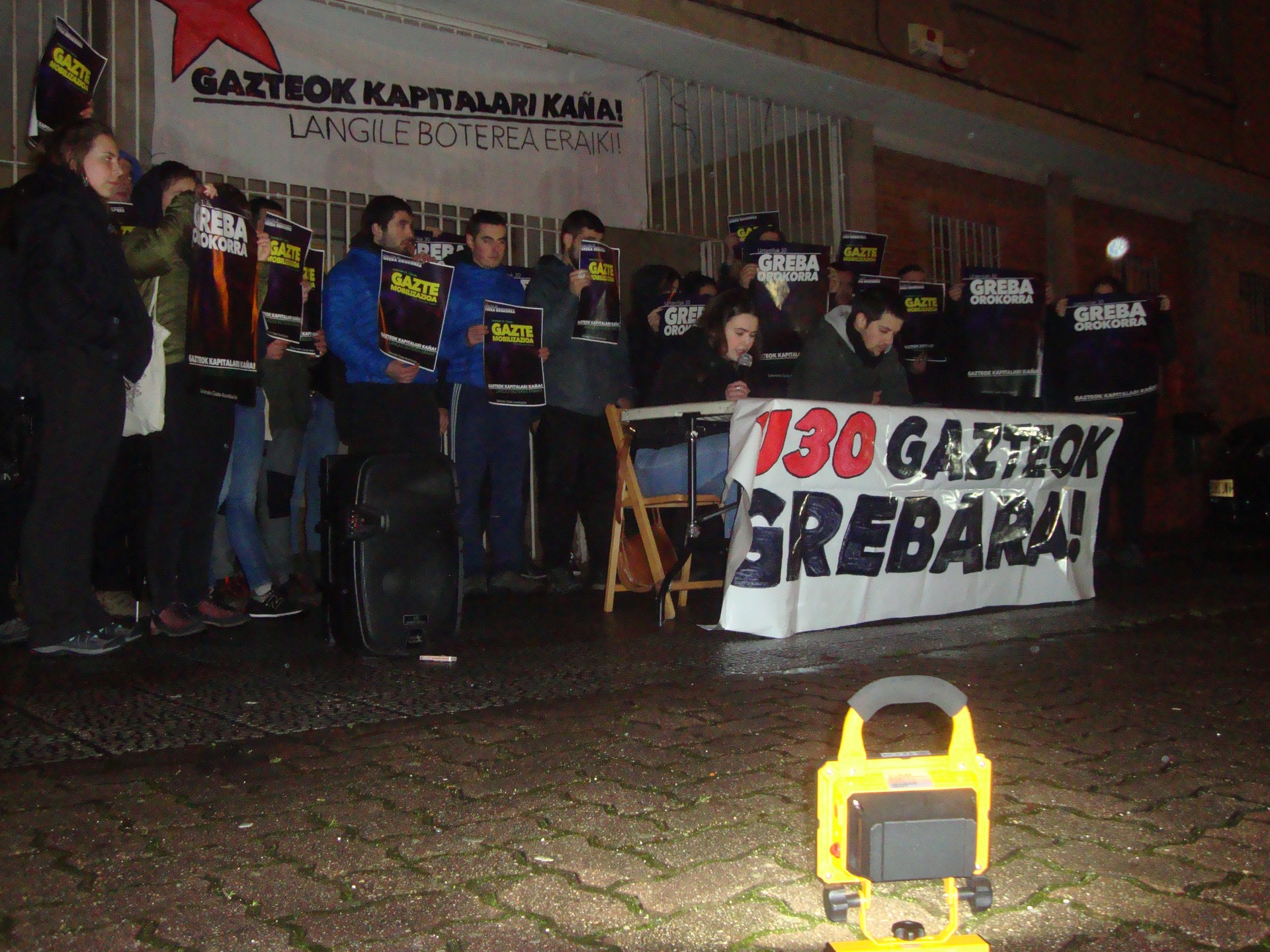 Gazte asanbladek grebarekin bat egin dute