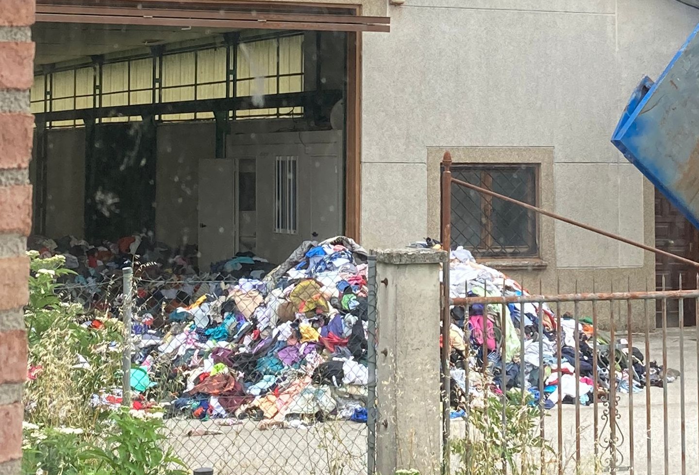 Pandemia, muga itxiera, arropa metak eta salaketak