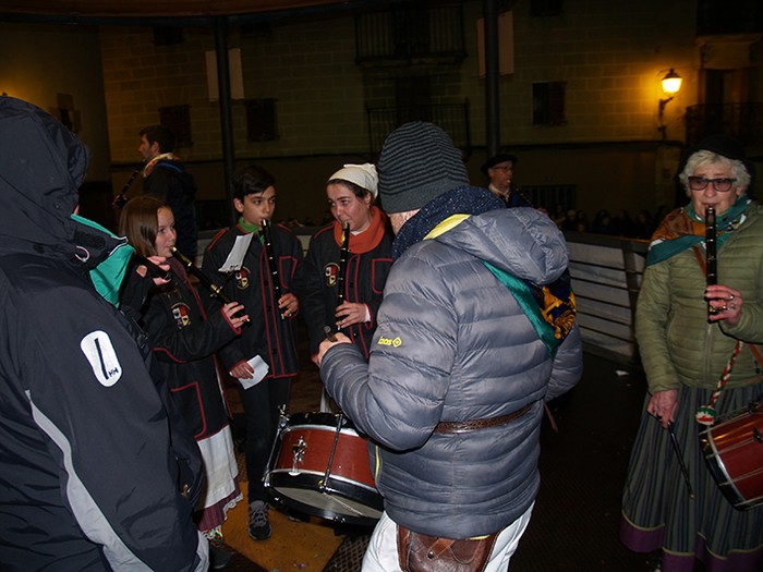 Kintoak zortzikoa dantzatzen - 39