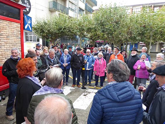 Euskal Herria kantuz.