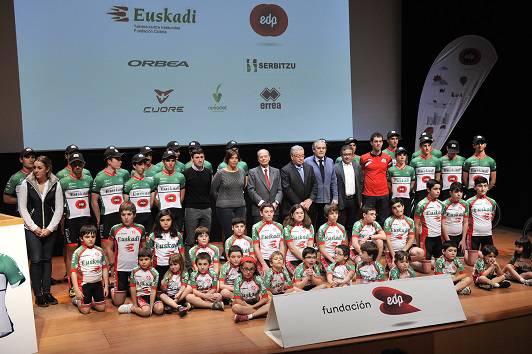 Azanzaren Euskadi-EDP taldea aurkeztu dute