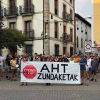 AHTaren zundaketen hasiera salatzeko elkarretaratzea egin dute