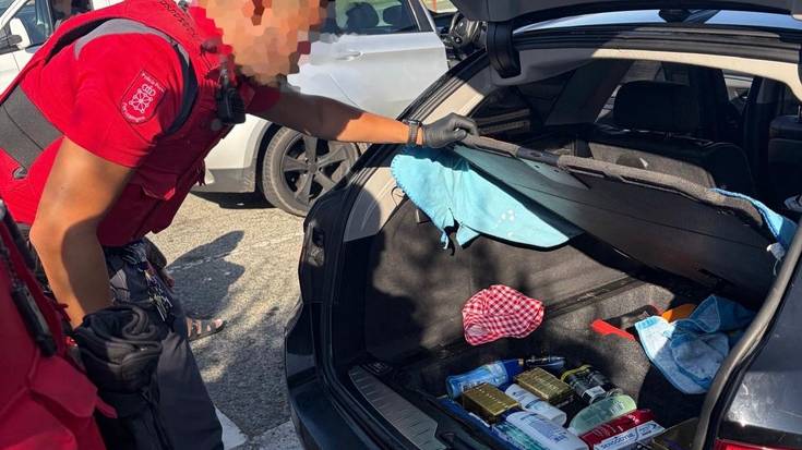 Foruzaingoak ehunka produktu zeramatzaten hiru ibilgailu atzeman ditu