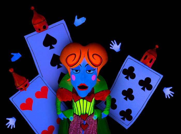 Iru teatro konpainiaren Alicia en el país de las maravillas familiarteko ikuskizuna