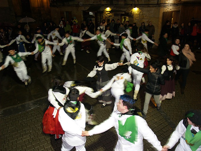 Kintoak zortzikoa dantzatzen - 34