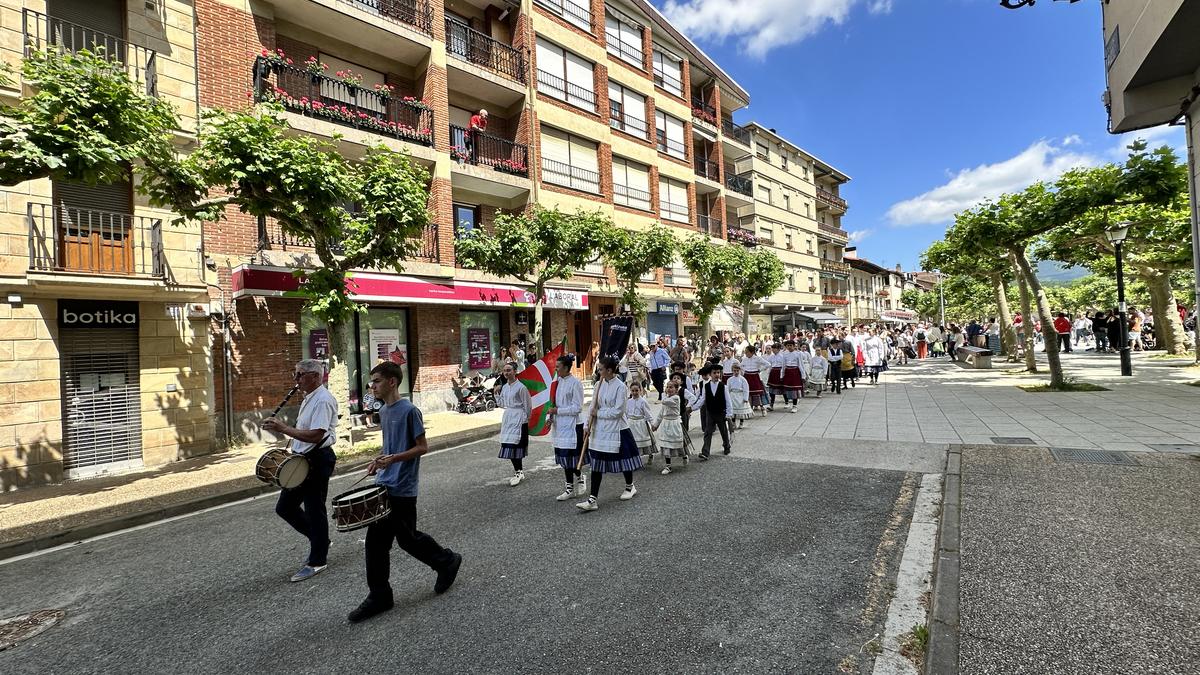 Asteburua euskal festari emanda