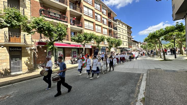 Asteburua euskal festari emanda