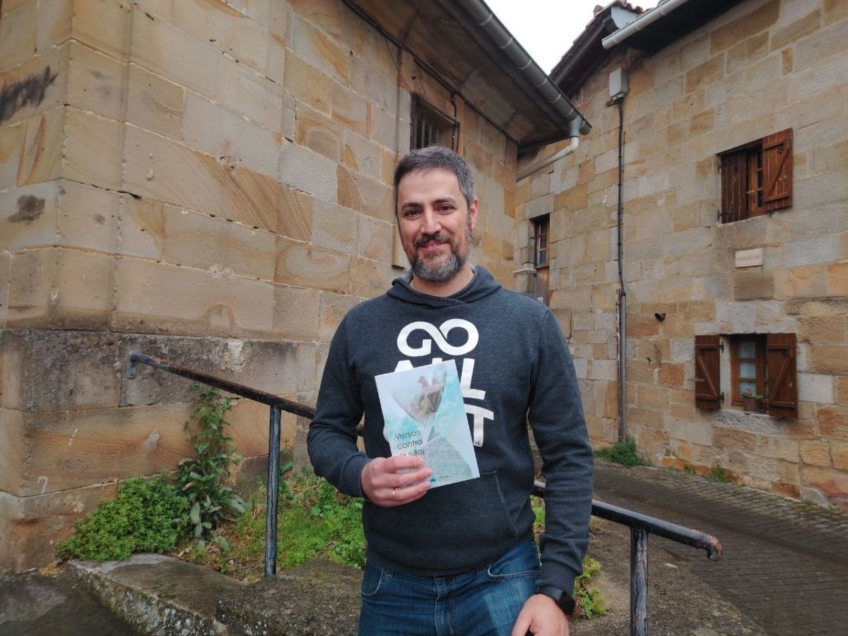 "Sentimenduak eta esperientziak konpartitzeko modu hoberena da poesia"