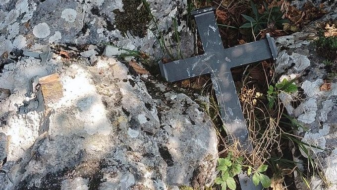 Santutegirako bidean dagoen gurutze bat, atzera ere, moztuta