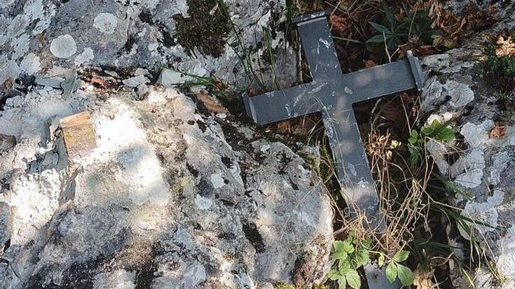 Santutegirako bidean dagoen gurutze bat, atzera ere, moztuta