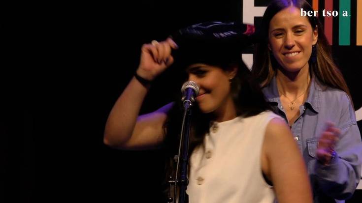 Ane Zuazubiskar da bosgarren Aixita bertso sariko txapelduna