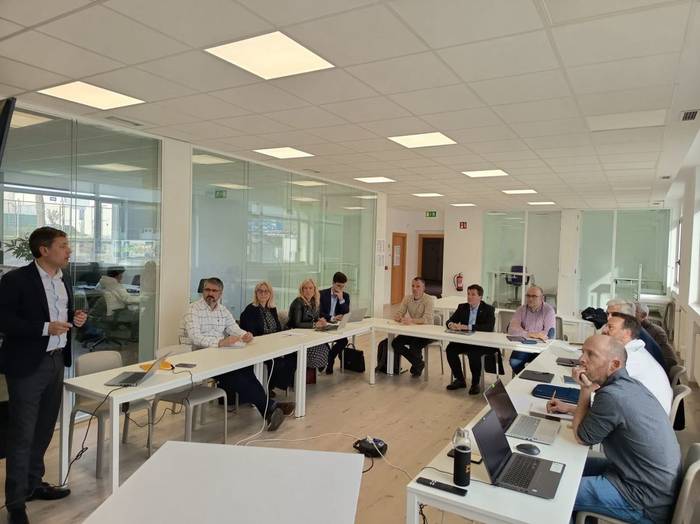 Industriarako ekintza plana zehazten hasi dira