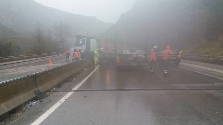 Kamioi istripua autobian 