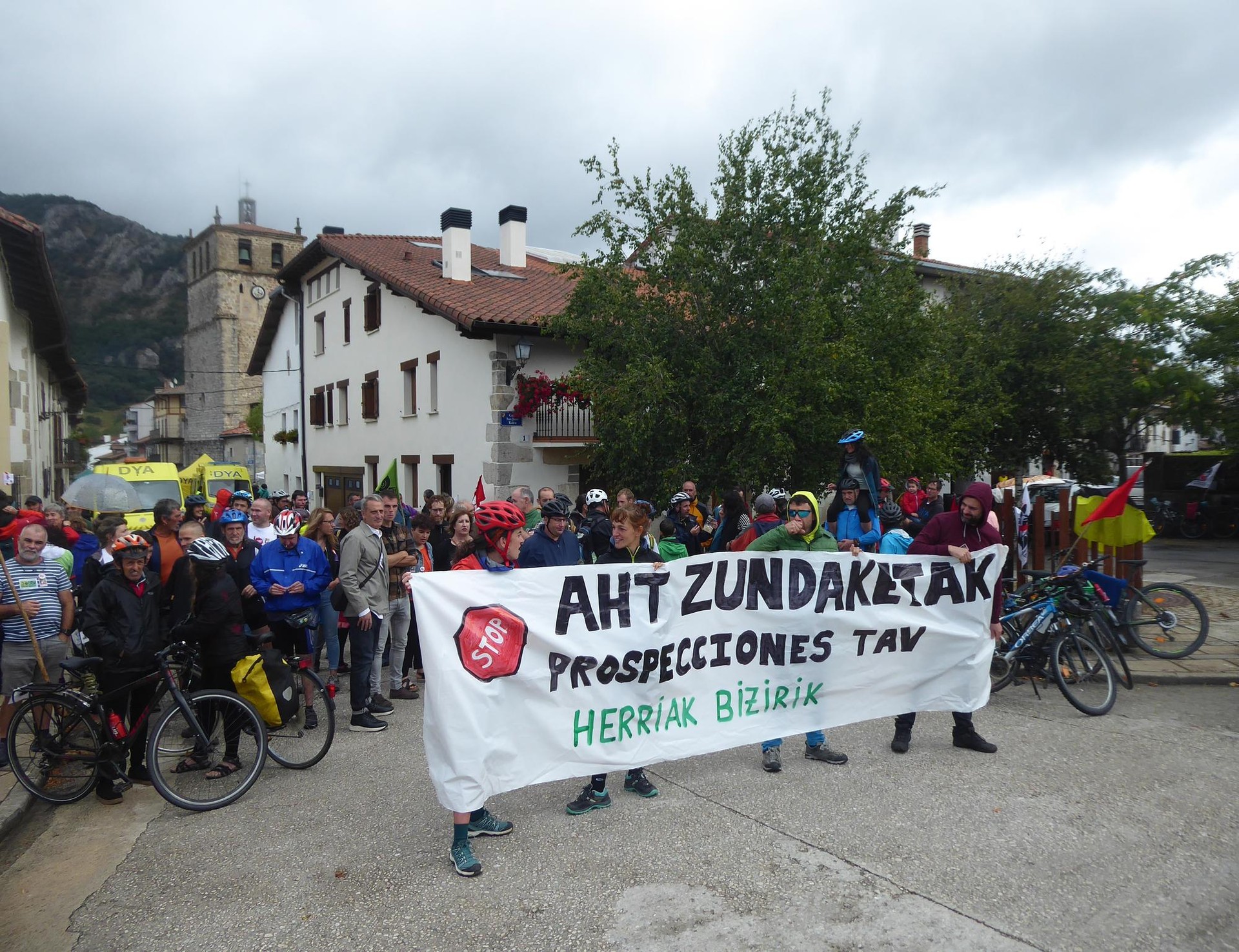 EH Bilduk AHTko zundaketa eskaerak "bertan behera uzteko" deia egin du