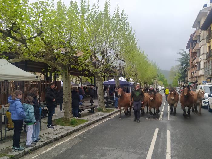 Ekoizleek plaza hartu zuten