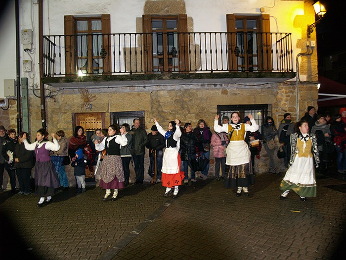 Kintoak zortzikoa dantzatzen - 15