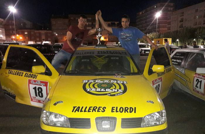 Javier Goikoetxea eta Aitor Fernandez Calahorrako podiumean