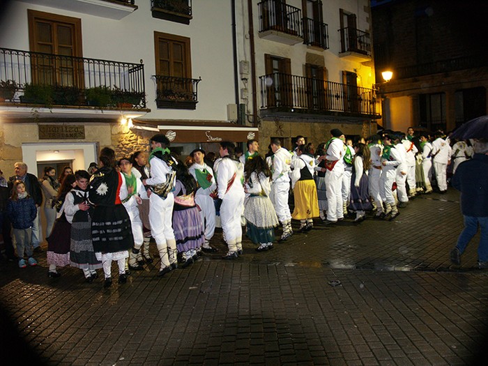 Kintoak zortzikoa dantzatzen - 3