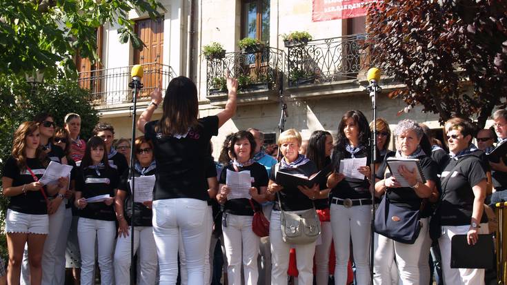 Altsasuko abesbatzak Agur Jaunak kantatzen festa hasieran