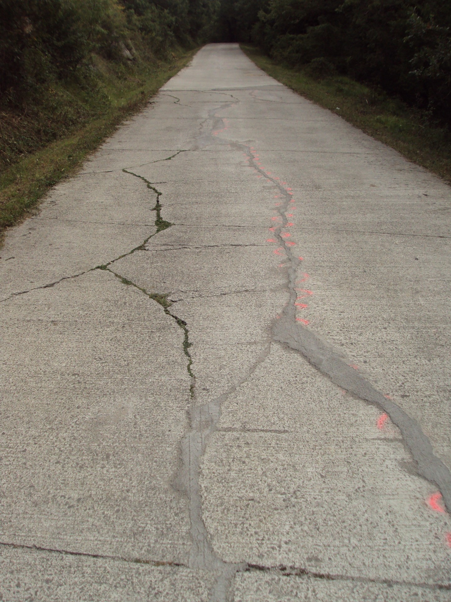 Vuelta dela eta, asteartean itxiko dituzte Aralarko San Migelerako bi errepideak
