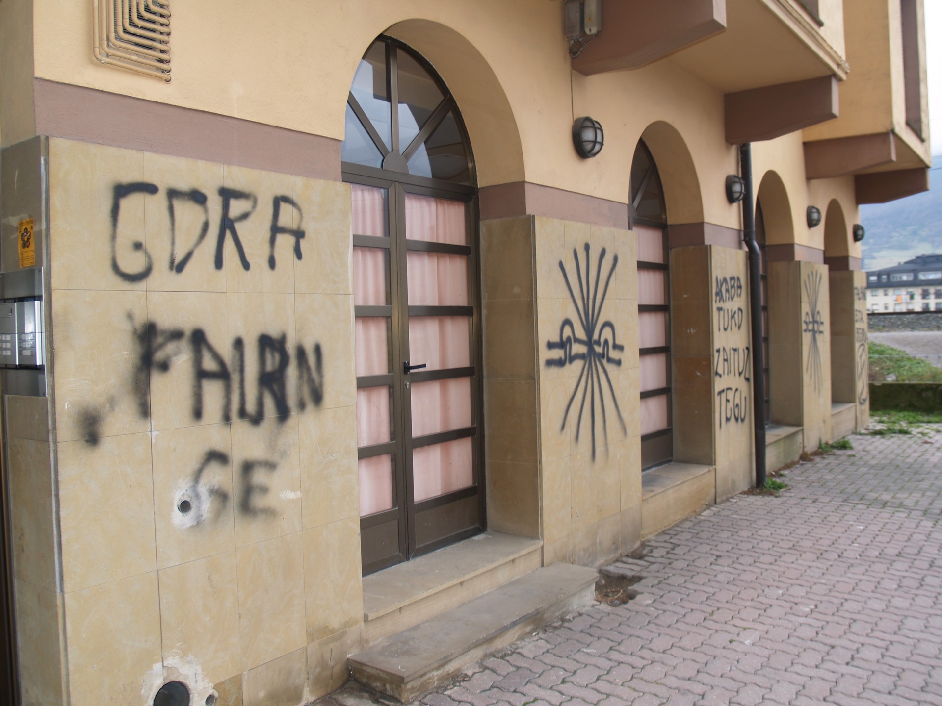 EH Bilduk Zubi-Ondo elkarteko pintaketak salatu ditu