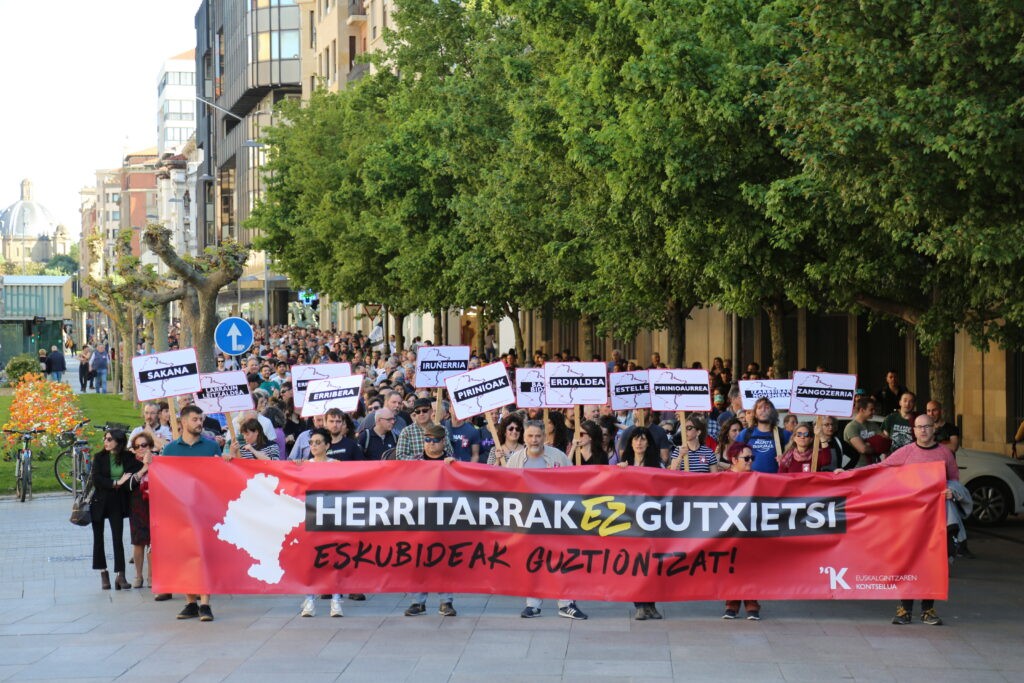 Euskararen ofizialtasuna Parlamentuaren aurrean aldarrikatzera